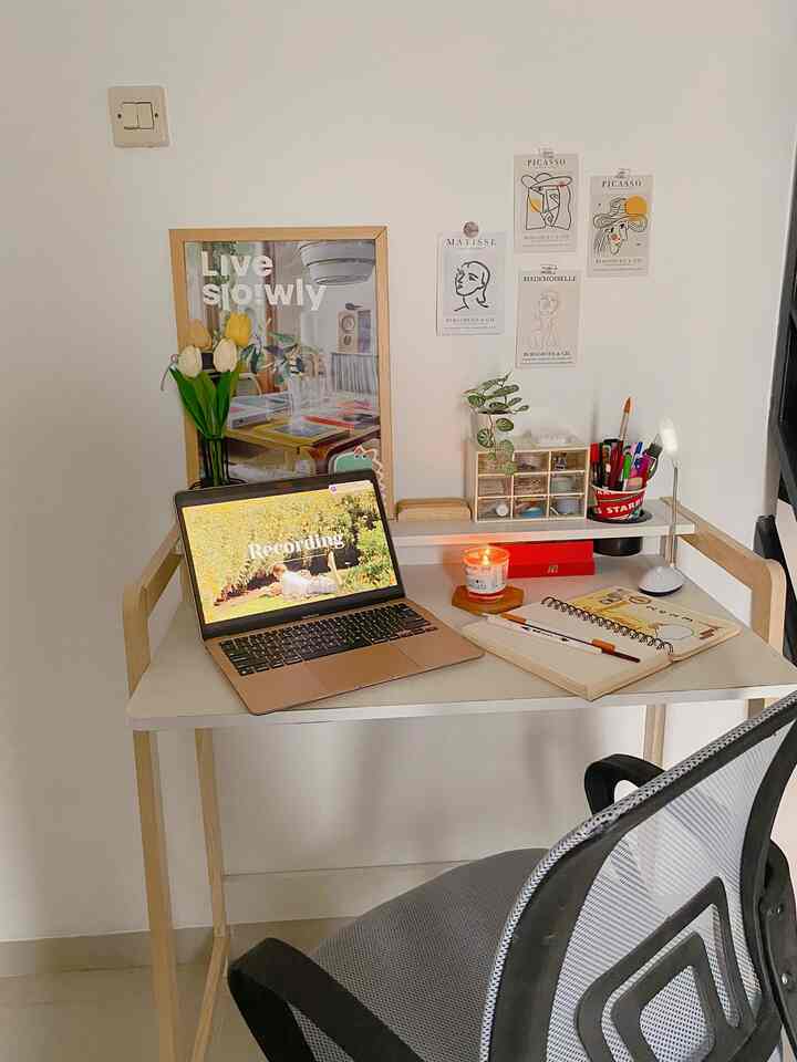 Ruang kerja di rumah saat siang hari 🌞🌷

#DesignRuangKerja #IdeRuangKerja #InspirasiRuangKerja #ruangkerja #homeoffice #dekorasiruangkerja #homeofficedecoration #decorlowbudget #Jakarta #28m2 #aparthouse 