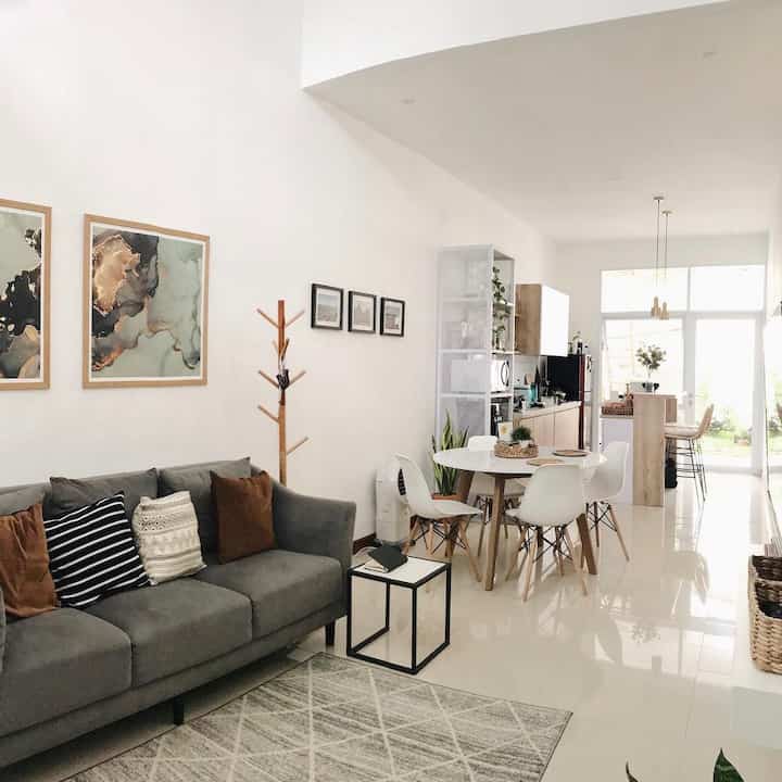 Terra hauz ini berukuran 6x15m menjadikannya termasuk dalam kategori rumah mungil yaa hihi. Nah karena itu di awal kami merenov rumah ini, kami sengaja membuat konsep open plan dan merubuhkan dinding yg sebelumnya ada, dulu tuh ada pembatas antara living room dan dapur.

Selain itu kami sengaja memilih meja makan yang berbentuk bulat, walaupun kelihatannya meja bulat itu lebih besar, tapi dengan meja bulat itu kami bisa bebas menambah kursi tambahan di segala sisi. 

Untuk pemilihan warna furniture juga kami lebih memilih warna neutral, dengan banyak aksen putih. Tujuannya agar ruangan terkesan terang dan lebih luas. 

Dengan kombinasi konsep seperti yang saya bilang diatas, saat ini kami cukup puas untuk tinggal disini bersama 1 orang anak. Anak pun tetap dapat ruangan yang luas untuk bisa berlari lari😁

#rumahmungil #tinyhouse #tinyspace #nevertoosmall #japandi #scandinavian #rumahcluster #bandungtimur #decorlowbudget #livewithkids 
