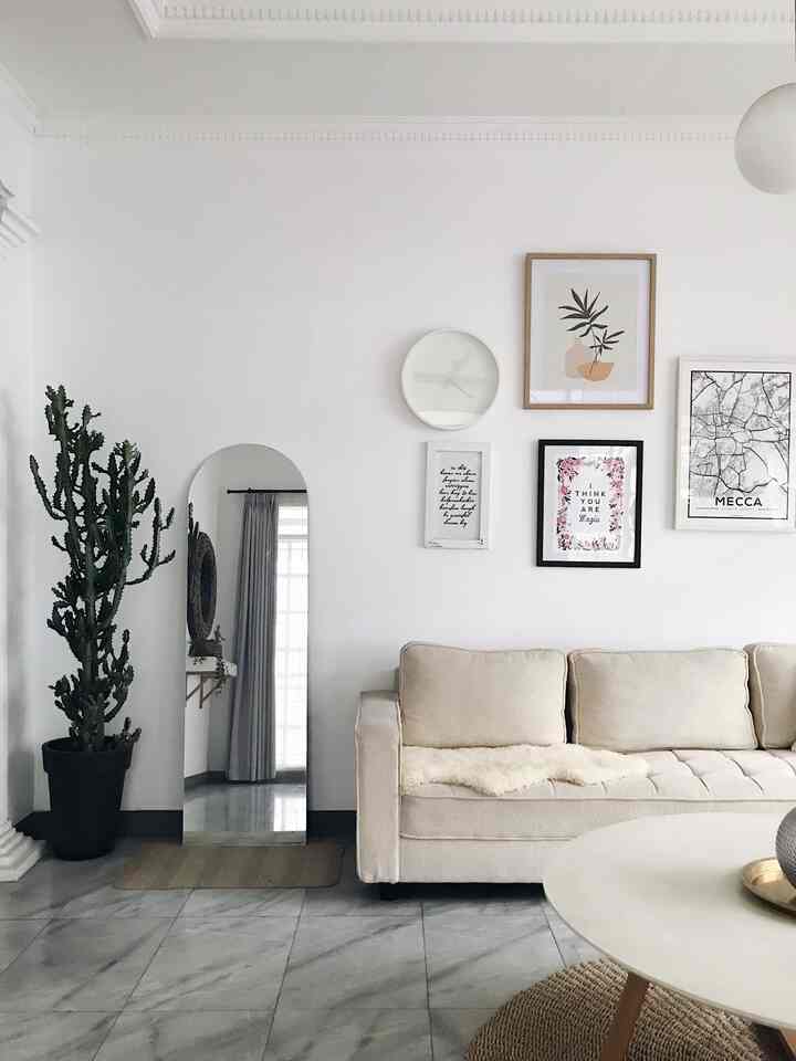 Ruang tamu yang jarang kedatangan tamu karena sebagian besar yang datang ke rumah itu teman & keluarga. Semua ngumpulnya di ruangan lain selain ruang tamu ini.

#ruangtamu #rumah #home #homedecor #interior #ikea #informa #artprint #dekorasirumah #interiordesign