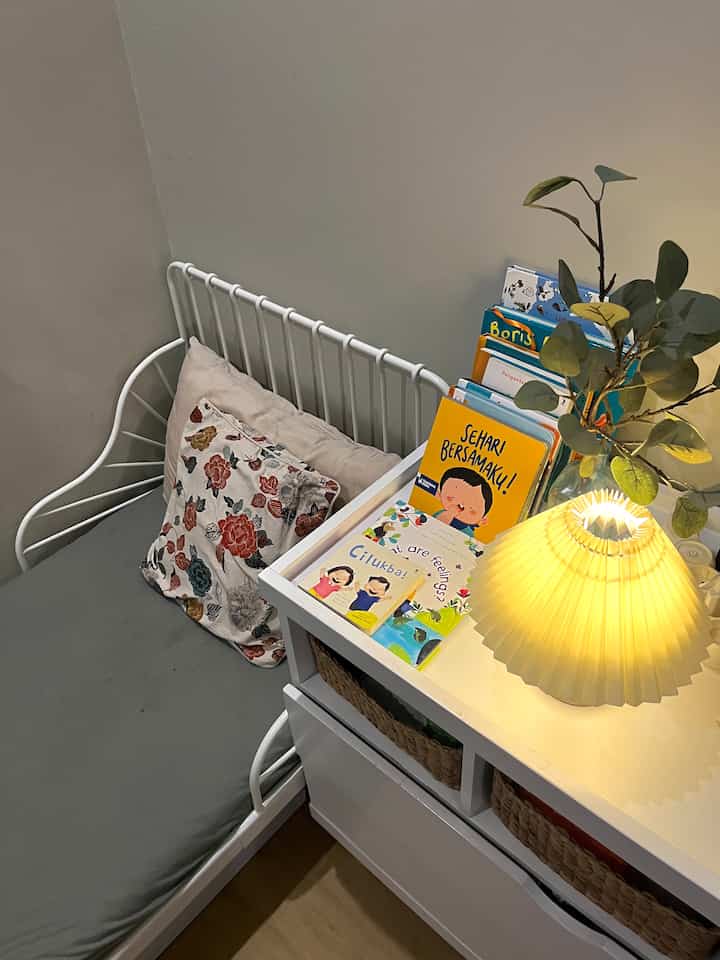 Night situation before my daughter sleep✨ sebentar lg naik ke kasur minta dibacain buku lalu lminta pijet pake kutus2 sampe ketiduran🤍🙈🤣

#kidsbedroom #girlroom #minimalisdesign #inspirasikamartiduranak #ikeaminnen #ikea 