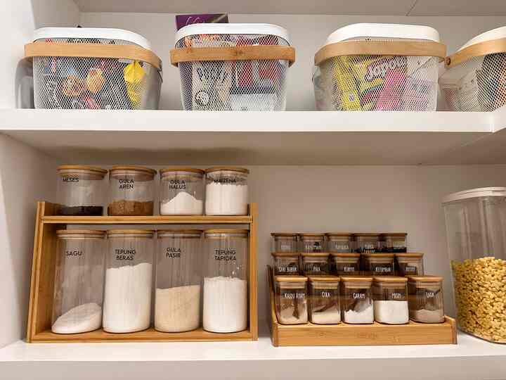 Ruangan pantry yang kecil ini lumayan cukup mengcover kebutuhan stok makanan dan bahan masakan lainnya 🤗

Semua bahan makanan kering kusimpan di mini pantry agar tidak tercampur dengan barang-barang lainnya, sehingga aku lebih mudah untuk mencari dan mengambil bahan makanan ketjma memasak 🥰

#minipantry #ministorage #japandikitchen #japandistyle #japandiinterior #dapur 