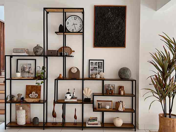 Yeyy ini dia nih spot favorite aku buat taroh pernak pernik dirumah, disini biasanya ak bisa berjam jam buat geser sana pernak pernik hhii. 

Display rack ini kita buat custom jd bs pas dgn luas area nya. 

#displayarea #livingroom #rakpajangan