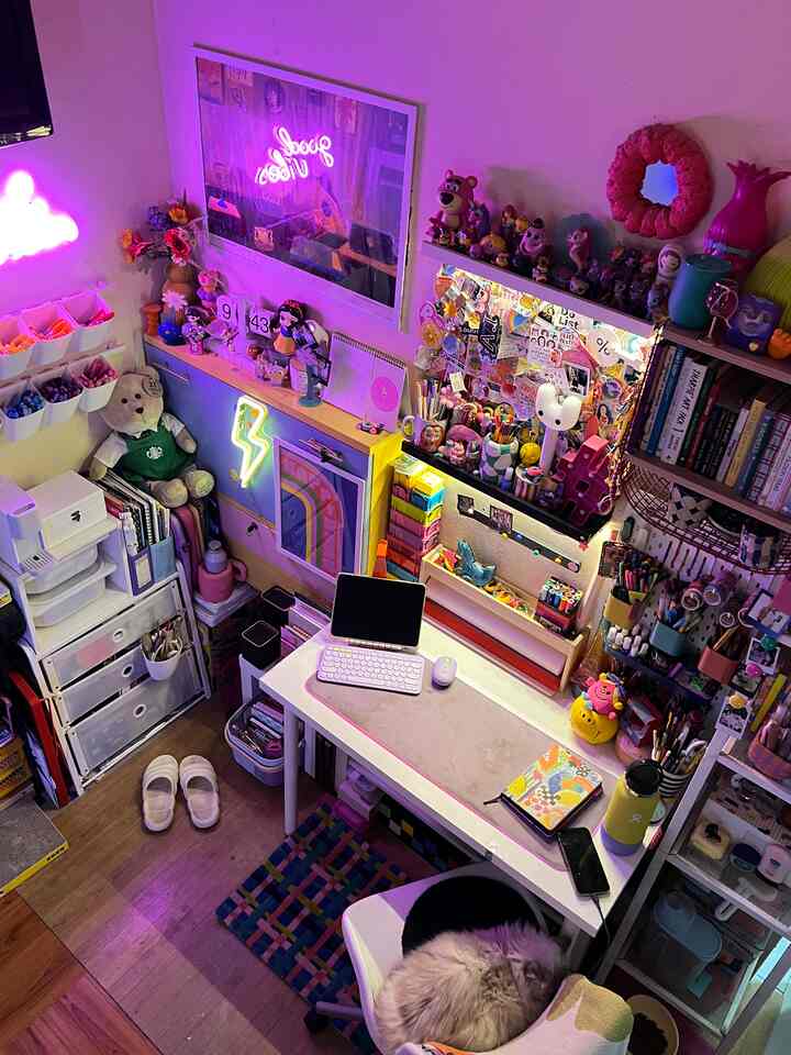 Tempat yang paling nyaman pada saat malam hari adalah kamarku, karena kalau diluar kamar pasti sudah gelap gulita, jadi pencahayaannya hanya ada pada kamar saya saja, seperti inilah kamar saya pada saat malam hari, full of nenon lights✨⭐️

#nightvibes #bedroom #neonlights #lightningideas #lightninginspiration