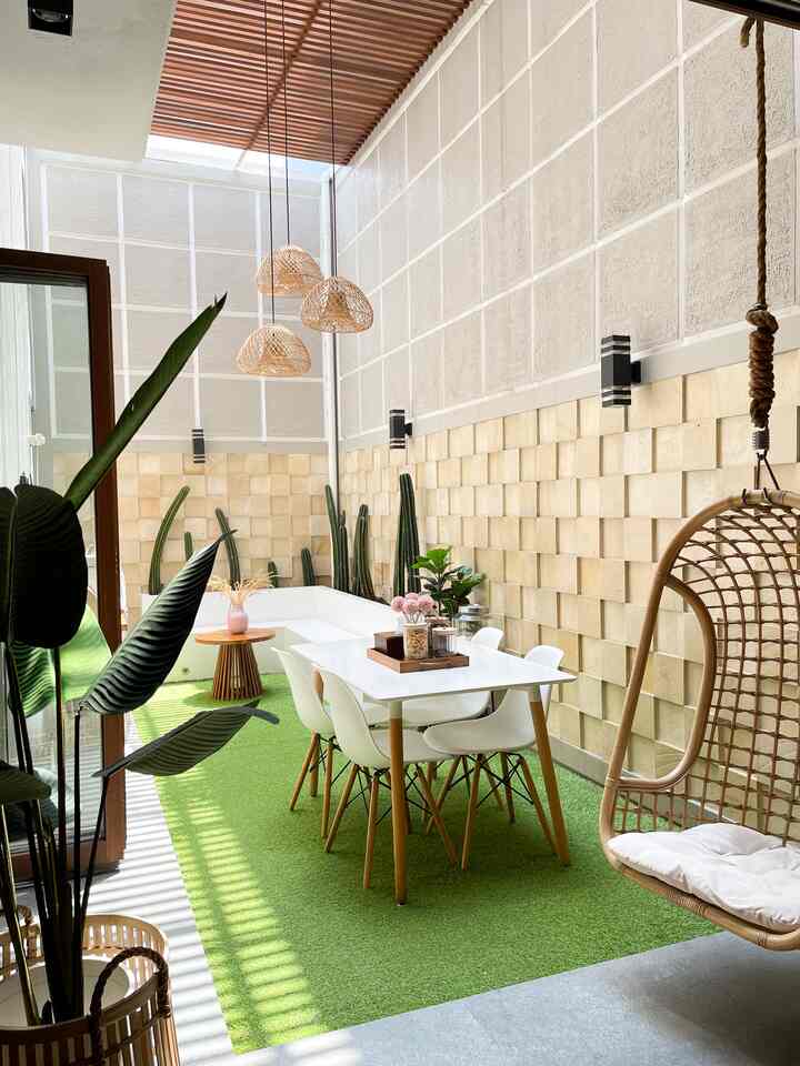 Ruang makan beratap skylight

#ruangmakan #homestyling #homedecor #diningroom #skylight #tropical #depok