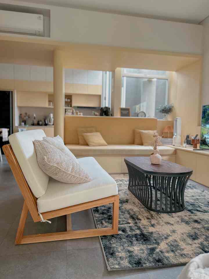 Living room kami tidak terlalu luas, dan dengan luasan terbatas dirumah ini, kami memilih konsep Japandi dengan tone warna kekuningan.. dengan pembuatan panel dari multiplek lapis HPL merk Aica, membuat living room yang open space ini terlihat luas, namun terkadang kami mencoba merubah tampilan dengan konsep geser2 furniture supaya tidak bosan, seperti penambahan sofa dan meja bergaya industrial. 
#japandi #homedecorinspo #aesthetichomedekor