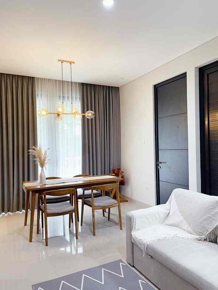 Setuju ngga sih kalau ruang makan itu merupakan sebuah wadah/tempat yang dijadikan sebagai tempat beraktivitas pagi, siang dan malam? Biasanya ruang makan dijadikan sebagai tempat untuk berkumpulnya suatu keluarga untuk mempererat kasih sayang satu sama lain.

Ruang makan di rumah 43 ini juga menjadi salah satu spot foto favoriiiit hihi di atasnya sengaja aku tambahin lampu gantung utk membantu penerangan & biar looks nya makin terlihat manis 🤎

#diningroom 
#aestheticroom 
#kitchenstyling 
#diningarea 