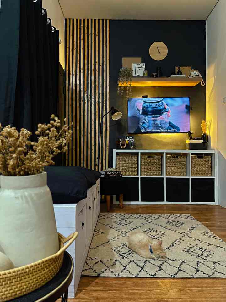➖Livingroom Night Vibes 

#Nightvibes di area ruang TV,
cuma pakai lampu LED stripe warna warm yg dipasang di belakang TV. Biasanya ngumpul disini sambil gelar karpet, bantal & cemilan buat quality time nonton sama anak2.
Semoga menginspirasi 🖤
.
.
#livingroom #ruangtv #ruangkeluarga #warmandbold #minimalistbold #zarraawwrr #ikea #kunataruma #mainara #spotestetik #dekorasiruangtv #livingroomdecor 