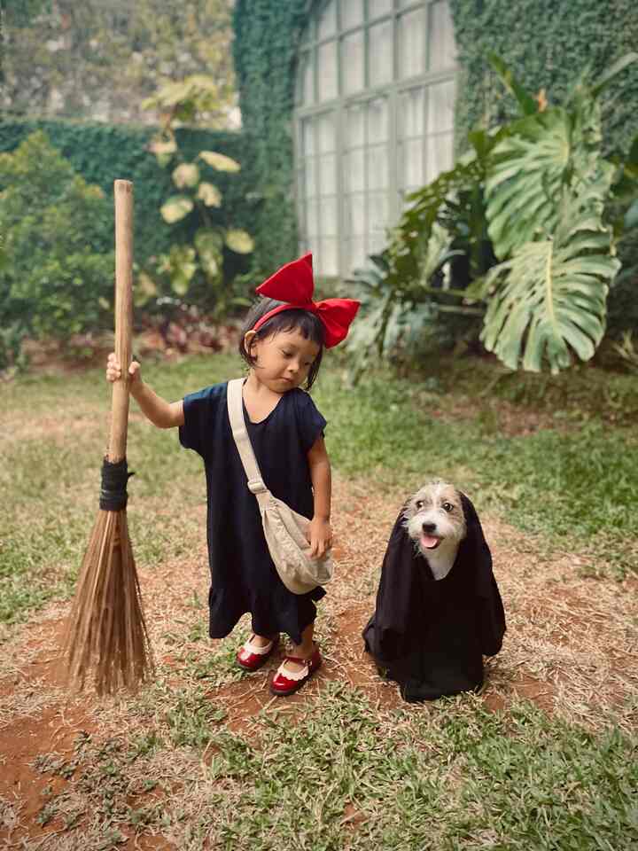 Kiki delivery service cosplay for halloween, berhubung rumah courtyard terinspirasi oleh rumah kiki jdlah kita bikin cosplaynya jg hehe

#kikideliveryservicecosplay
#kikihome
#ghiblihome
#rumahwowi
#cosplayhome