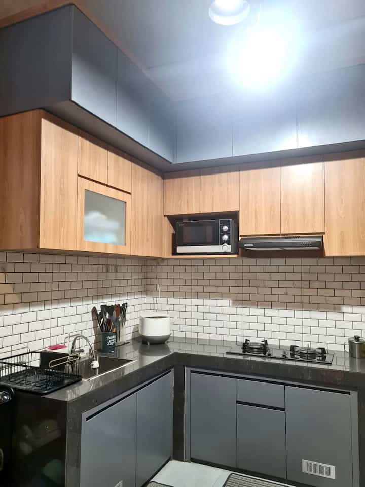 Kitchen set yang kami custom ini memiliki cukup banyak ruang krn penambahan layer atas, hal itu kami pilih agar barang2 yang memenuhi bagian top table tidak terlalu penuh dan lebih rapi dilihat bila tidak menempatkan semua barang2 disana. Kami memilih kombinasi motif kayu ditengah layer kitchen set agar lebih terlihat hidup, krn di top table dan layer paling atas kami menggunakan warna cukup gelap.
#kitchenstyling #kitchendecorideas #kitchenmakeover #dapur #dapursederhana #dapuresestetik #dapurlowbudget #kitchensetsederhana #kitchensetjakarta #kitchenset
