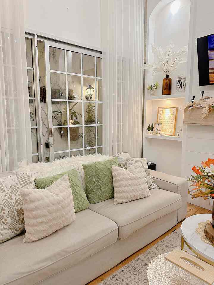 Sarung bantal selalu on point druang keluarga 
Bantal2 gemoy ini selalu wajib diselaraskn warnanya dengan tema ruangan #cushioncover #sarungbantal #ruangtamu #livingroom #ruangkeluarga 