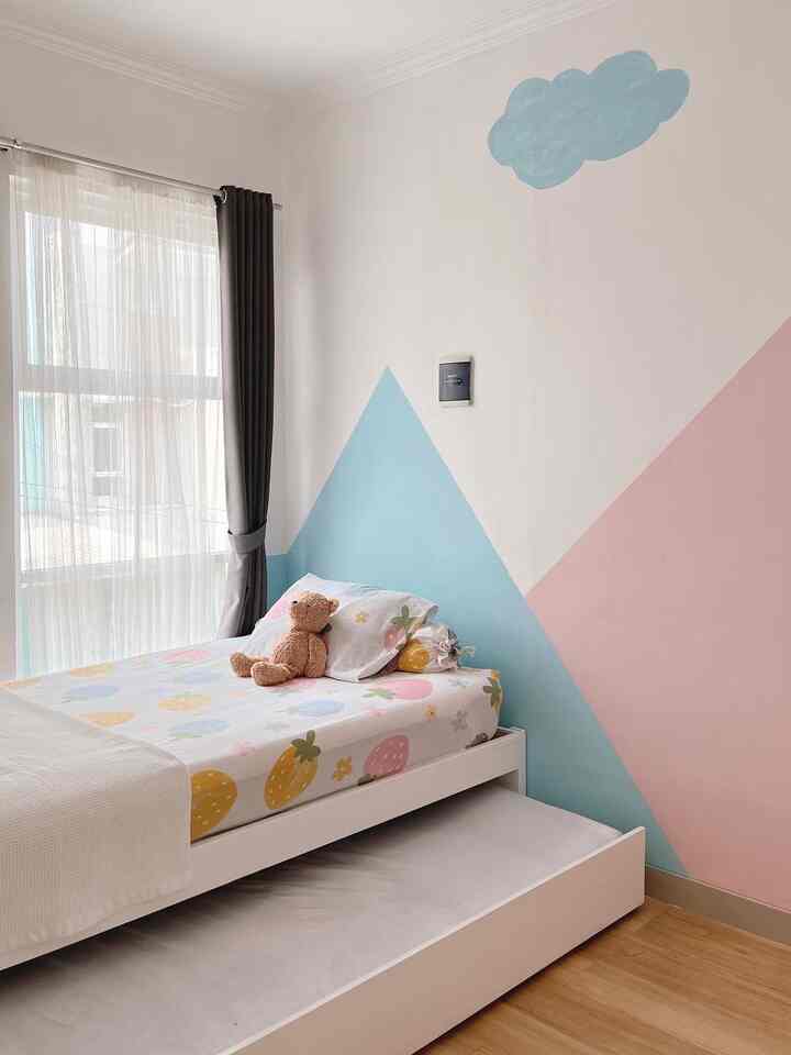 Adanya 2 anak perempuan di keluarga ini membuat ranjang tingkat/sorong dipilih agar 1 kamar bisa digunakan oleh 2 orang dengan ranjang terpisah namun tetap space saving. 

Tidak banyak item dekor di kamar ini, namun adanya mural sederhana di dinding kamar ini membuat kamar lebih manis dan tentunya anak2 pun suka 🤎

#Dekorasikamaranak
#Inspirasikamaranak
#Kisdsroomstyling
#kamaranakperempuan 
