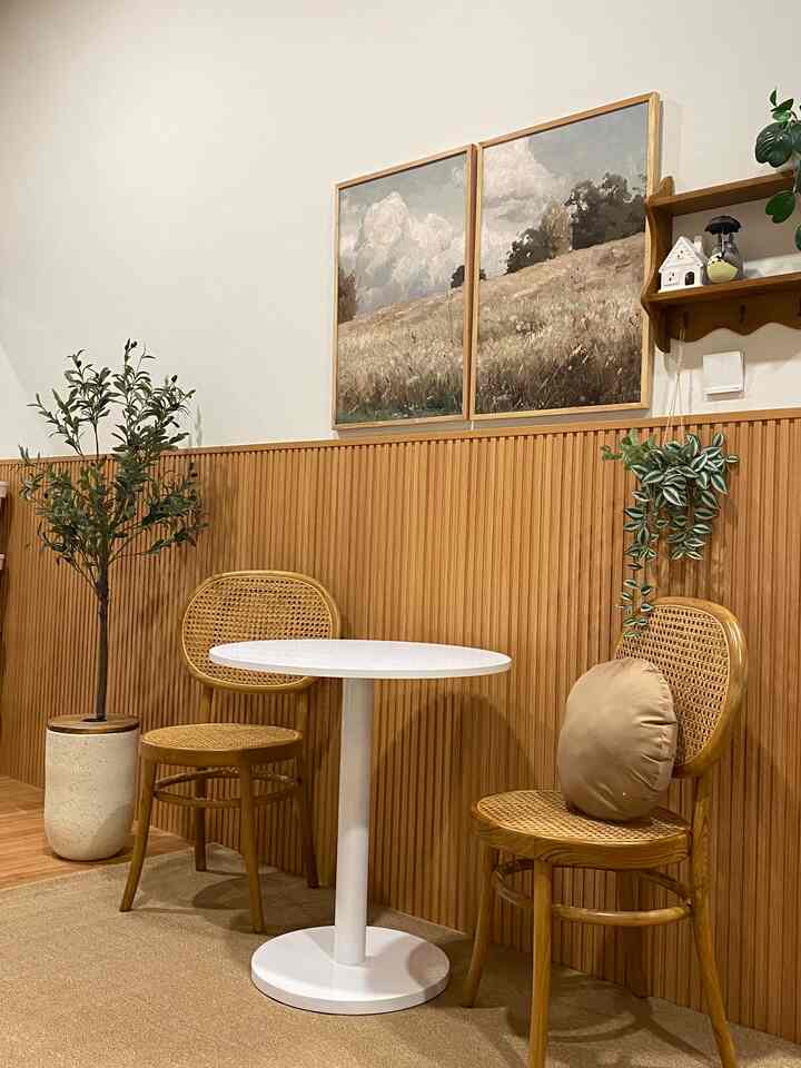 Area hallway dari pintu masuk menuju dapur di hias pake kursi dan meja buat sekalian siap2 keluar rumah bisa duduk2 dulu

#kylehome #hallway #wallpanel #koreanhome  #japandi #minimalis #mejakorea 