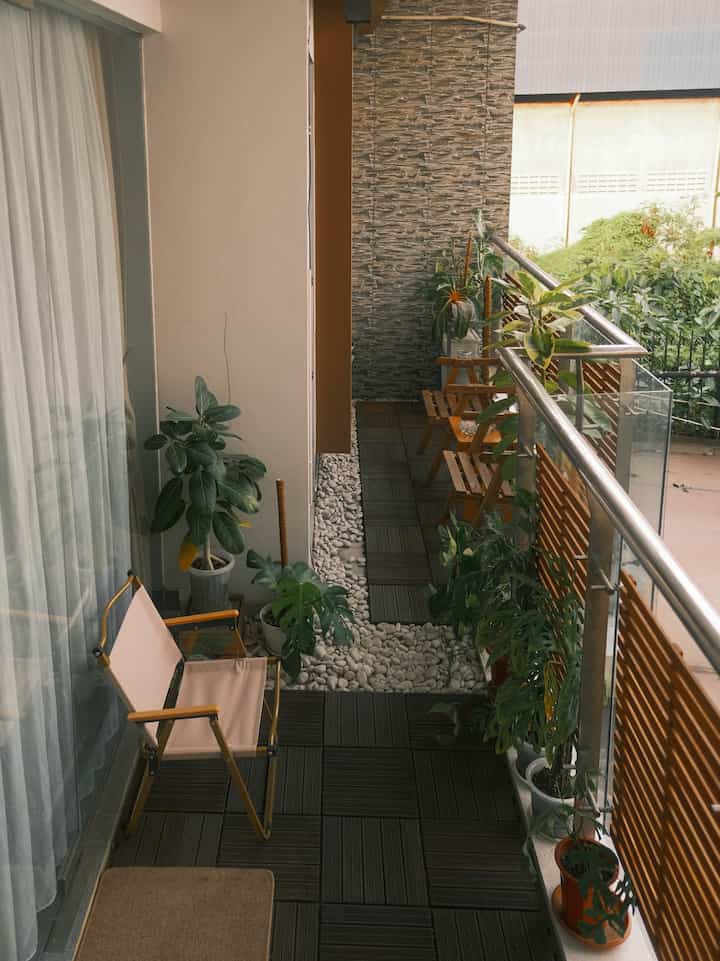 Kecil tapi nyaman. Dari kosongan menjadi lumayan terisi. Sedikit-dikit mari kita hijaukan area teras depan kamar ini 🍃 #terracedecor #terraceideas #terraceinspiration 
