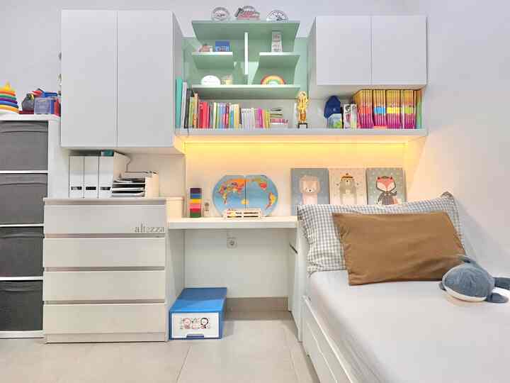 Kamar El yang paling berwarna-warni di rumah.alel. 

Namanya juga renovasi rumah pasti ada furnitur yang dipertahankan, salah satunya bedding set ini. Dulunya adalah kamar kaka Al setelah renov kami gunakan kembali untuk kamar El, alhamdulillah hemat biaya hehe.

#bedroom
#kamaranaklaki-laki 
#rumah.alel
#interiorkamatanak