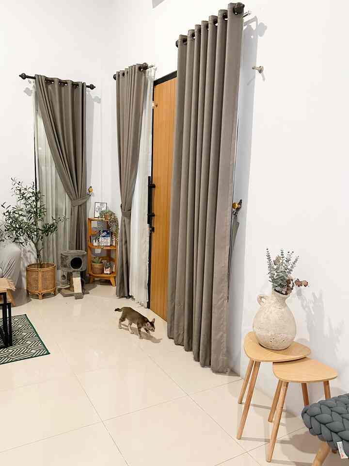 Konsep awal rumah ini adalah Scandinavian karena plafon cukup tinggi sampai hampir 4 meter. Ada juga beberapa jendela yang cukup tinggi untuk memaksimalkan cahaya matahari masuk lebih banyak dan sirkulasi udara yang lebih baik. 

#nyamandiomah #scandinavian #scandinavianhouse #homedecorinspo #aesthetichomedecor 