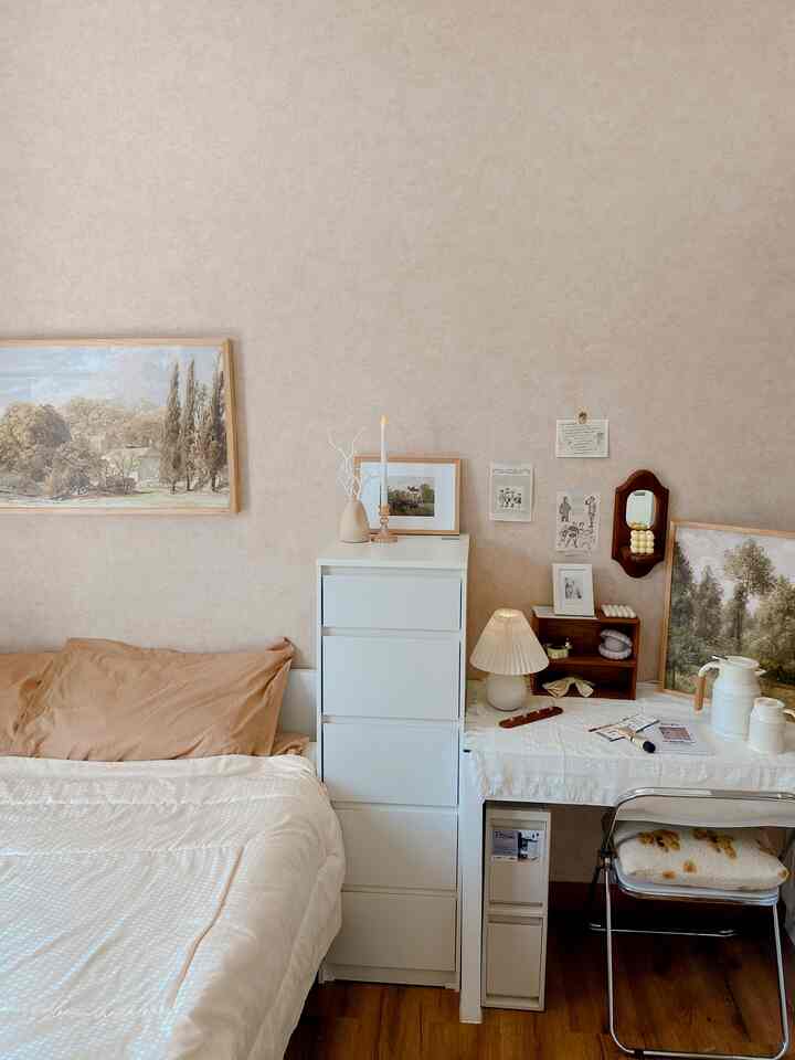 My Room aku sangat suka warna Nude dan wood dari lantai aku menggunakan vinyl motif serat kayu yang gelap dan agar lebih on point #cozybedroom #dekorasikamartidur #inspirasikamartidur #kamartidur #kamarkecil #kamarvintage #kamarutama #kamarvintage #classic 