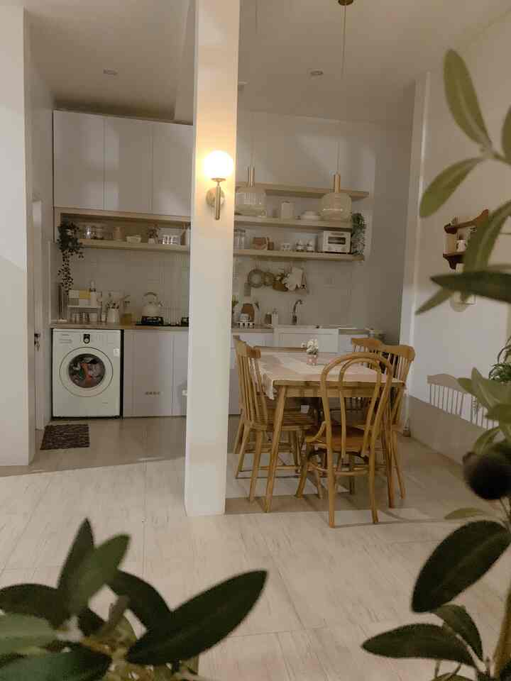 Ig: @rumah_fish
Dapur lowbudget sebenarnya tergantung kebutuhan ya... untuk dapur ini sebenarny termasuk lowbudget karena dapur ini terbuat dari cor-an semen.. lebih awet tentunya, dan tidak memakai cookerhood karena menurut kami belum membutuhkan nya utk saat ini.. balik lagi ke konsep dapur kami adalah open space jadi dari bagian dapur menyatu dengan area taman indoor. Di bagian atas dapur kami pasang exhaust.. alhamdulillah sampai sekarang kami belum menemukan kendala walau pun dapur kami tanpa menggunakan cookerhood dan dapur terbuat dari cor-an semen. Semoga bwrmanfaat ya 🤎🤎
#lowbudgetkitchen
#lowbudgetkitchenmakeover
#lowbudgetkitcheninspiration
