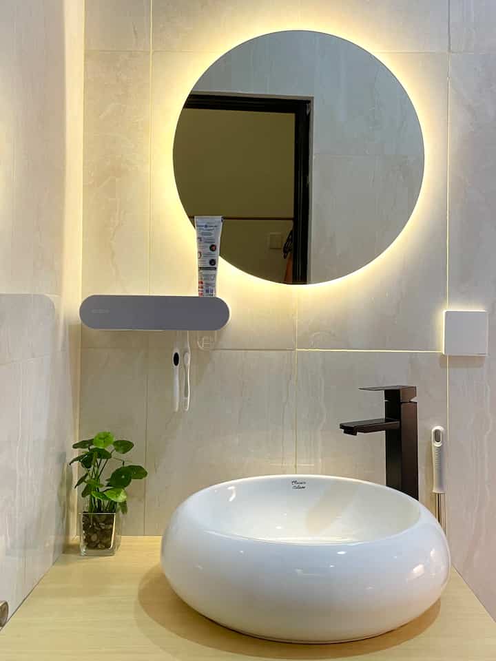 Salah satu area di dalam kamar mandi master bed room yang menurut kami menarik yaitu washtafel dengan bentuk menyerupai donat, selalu menarik perhatian setiap sahabat/kerabat yang berkunjung kerumah kami.

Konsep area powder room di dalam kamar mandi master bedroom ini yaitu sesuai konsep rumah kami yaitu minimalis.

Agar terlihat lebih hidup kami letakkan pot tanaman artificial untuk menambah kesan segar, kami pilih warna hijau dengan pot kaca berisi media batu-batu kecil. 

Karena kami tidak menyukai banyak peralatan kamar mandi  diatas meja maka kami pasang magnetic toothbrush rack dengan pilihan warna grey agar kontras dengan warna hitam keran. 

#aestheticroom
#aesthetichomedecor
#homestyling
#minimalist #roomdecorinspo #aesthetichomedecor #kamarmandiminimalis  #wastafelputih 



