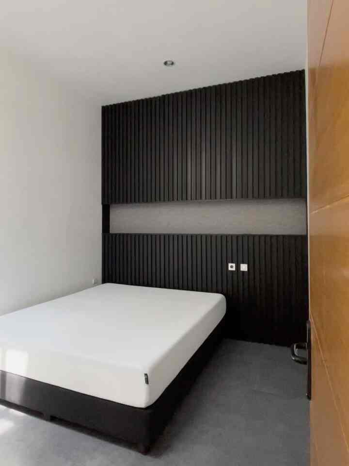 Membangun dan mengisi rumah ini dibantu oleh professional. Untuk merenovasi kamar ini dibantu tim interior design tapi tentunya bisa tetap low budget. 

#scandinavian, #minimalist, #industrial, #bedroom #littlebedroom #duma #kertsive