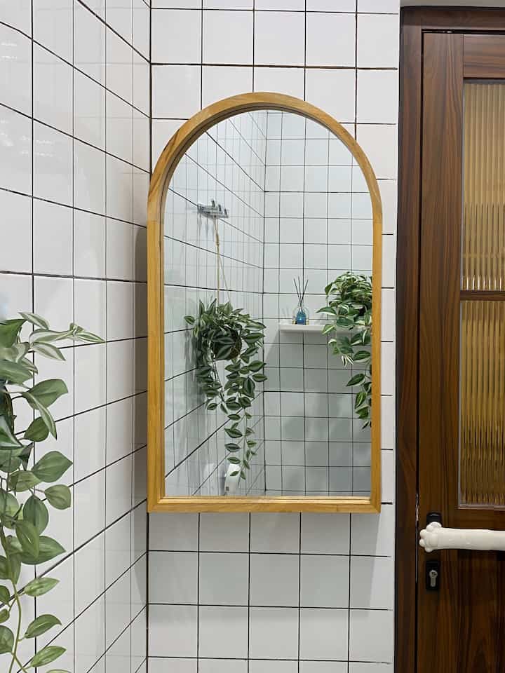 Arch mirror cabinet


Selain buat ngaca eh ada kabinetnya juga buat naro2 keperluan di kamar mandi. Ukurannya 40x60. Tp sayang kedalamannya tipis banget jadi ga bs taro barang yg agak tebel kaya stock sabun/ shampo.

Tapi secara look sih oke bgt ya.
#kylehome #lemarikamarmandi #perintilankamarmandi #bathroom #inspirasikamarmandi