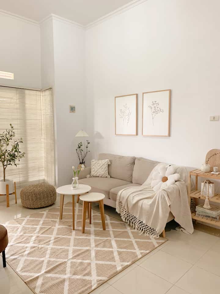 @Rumah_fish
Ruang tamu mungil ini aku buat konsep 
skandinavia dengan luas 3,2x2,8m sengaja saya pilih tema white and wood agar terkesan luas. Untuk pemilihan sofa hanya 2 seater saja dengan warna beige untuk itu saya tambahkan puff sebagai ganti kursi agar ruang tamu tidak terlalu penuh.
#japandi
#pontianak
#livewithkids
#rumahdeveloper
