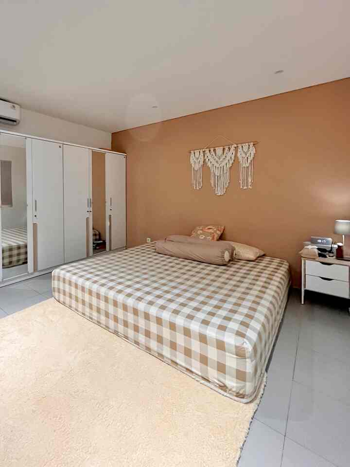 Salah satu ruangan yang paling disukai dirumah ini adalah master bedroom. Karena selepas pulang kerja tujuan akhir dimalam hari adalah kamar ini. Setiap jam 9 malam, lampu mulai dimatikan dan hanya menyisakan lampu tidur. 

Beberapa furnitur/dekorasi ruang ini yang sangat disukai adalah karpet bulu domba yang membuat hangat, sprei motif yang harganya relatif murah tapi membuat nyaman bahannya, macrame gantung handmade yang cocok dengan nuansa kamar. Terakhir bedside table yang serbaguna & multifungsi. 

#MyFavoriteRoom
#MyHouseStory 
#qMyFavoriteItems
#decorlowbudget