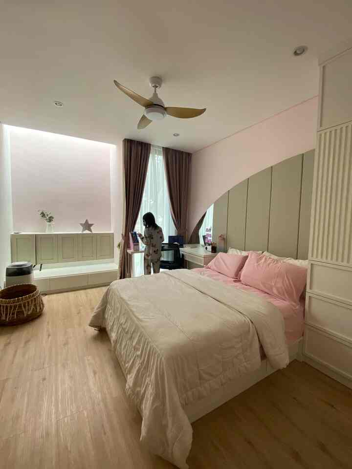 Soon-to-be Teenager a.k.a Tween. For the girl's room, we agreed to design it without cartoons, murals or excessive pink. Because the contents of the room are not cheap :))) So we want it to be everlasting!

The light wood combination in SPC is matched with the light wood color of the fan. Combined with soft pink on the walls, white for the furniture and beige for the soft parts. Still dreamy but also realistic.

The 1/4 circle shaped dressing table was deliberately designed for the future. The time when the child's room became the bridal room and the queen size bed turned into a king size. So just slide it and don't need to change furniture 👰‍♀️

Filling a house is a fun process, so we take it slow. Under the skylight there should be foam for studying, but an agreement has not been reached with the room owner. Do you want pink or beige? 😇

And on the last slide, which teenager's room doesn't have a KPop Idol poster? She's a MOA! #homedecorinspo #minimalistic #aesthetic #bedroom #kidsroom #roomdecorinspo #aesthetichomedecor #livewithkids #decorlowbudget #interioranak