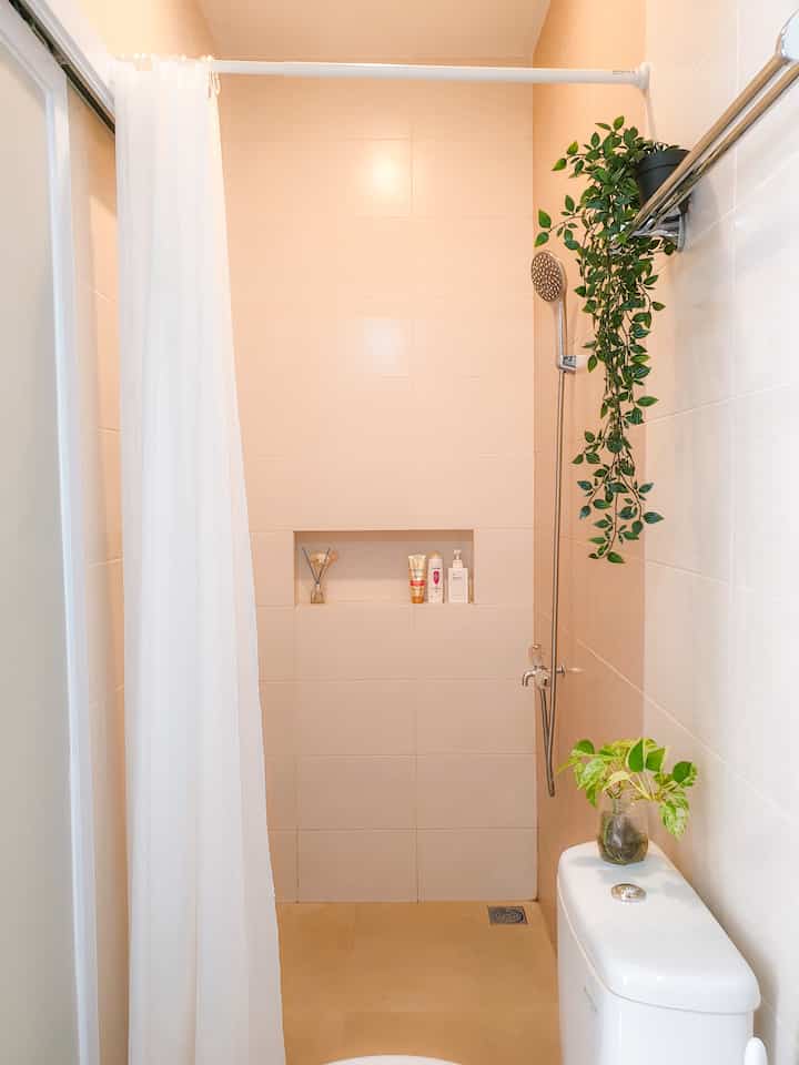 Area mandi kamar mandi lantai 1. Area basah di kamar mandi ini dipisahkan dengan gorden putih ikea. Warna tembok dan lantai juga dibedakan. Ada aksen tanaman artificial biar lebih hidup dan tidak ribet.

#kamarmandi #kamarmandiminimalis #inspirasikamarmandi #bathroom #bathroomidea