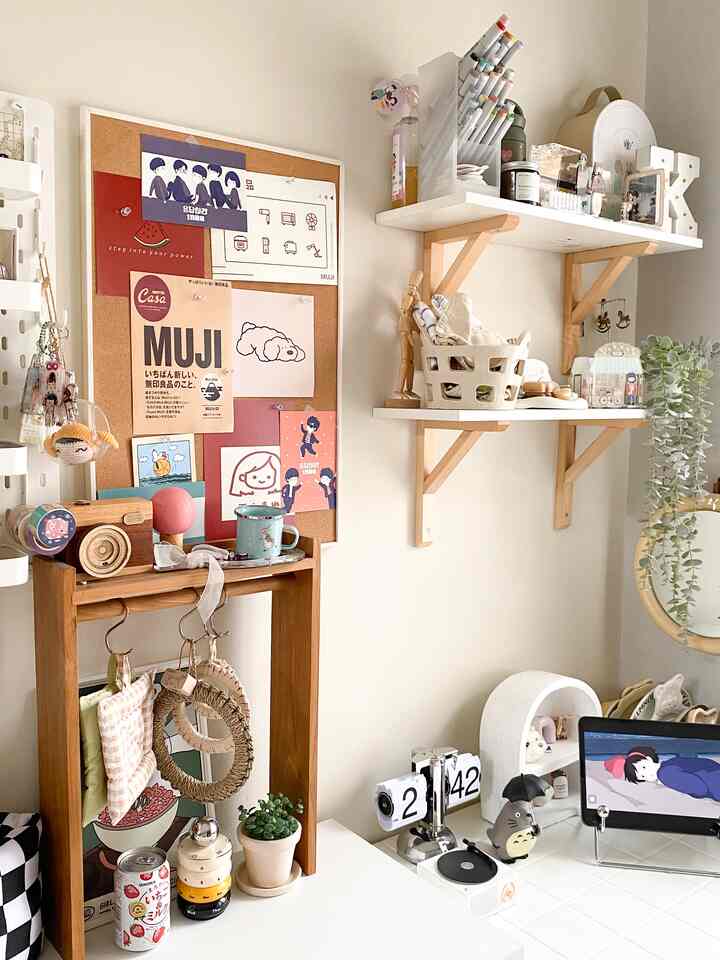 Color pallete untuk ruang kerja ini adalah white n wooden..
warna white aku pakai di furniture seperti meja, lemari dan warna cat tembok.

Warna wooden aku pakai untuk hambalan dan beberapa peralatan seperti rak dan peg board.

Untuk sentuhan warna lain ada dari dekorasi pajangan pada rak hambalan dan beberapa pernak pernik seperti lilin, tanaman hias palsu, boneka dan skincare.

#BringColorsToMyHome #HomeColorPalette #HomeColorDesign #bandung #workingspace #coffeecorner 