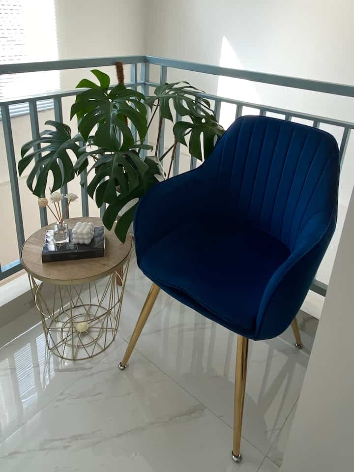 Akhir pekan yang cerah ini, saya memasang kursi berwarna biru royal untuk sedikit mengubah tampilan sudut ini. Dengan kombinasi elegan ini, ruangan tiba-tiba terlihat glamor, dan dengan tanaman rumah monstera yang cantik, aku menyukainya ✨
#corner #bookcorner #navyblue #gold #cozy #sapporoviennachair #monstera #houseplant