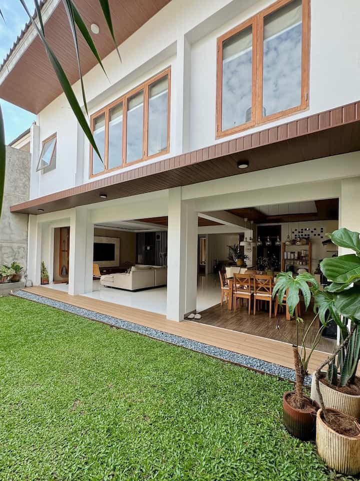 Dari awal cari rumah udh niat bgd mau punya rumah dgn halaman yg luas, biar anak anak happy. 

And alhamdulillah, kita ga sengaja nemu rumah second ini. Kita renovasi dan perlahan mulai di tata kembali :) 

#myhomestory #myhomejourney #homesweethome #rumahminimalis