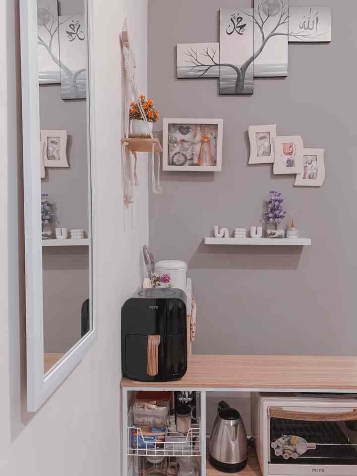 Tema rumah ini sebenarnya white grey ( monocrom ) dan agar terlihat sedikit lebih natural aku tambahkan beberapa furniture atau benda-benda yang bernuansa kayu 

#livingroom #monocrom #homedecor #semiminibar #wood #whiteandgrey #ceritarumah_yr #dekorasilowbudget #idedekorasi 