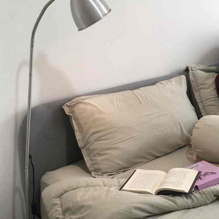 🧸🤍 waktu senggang ~ nikmati akhir pekanmu semuanya! #minimalist #bedroom #koreanstyle #kamartidurputih #inspirasidekor #tangsel
