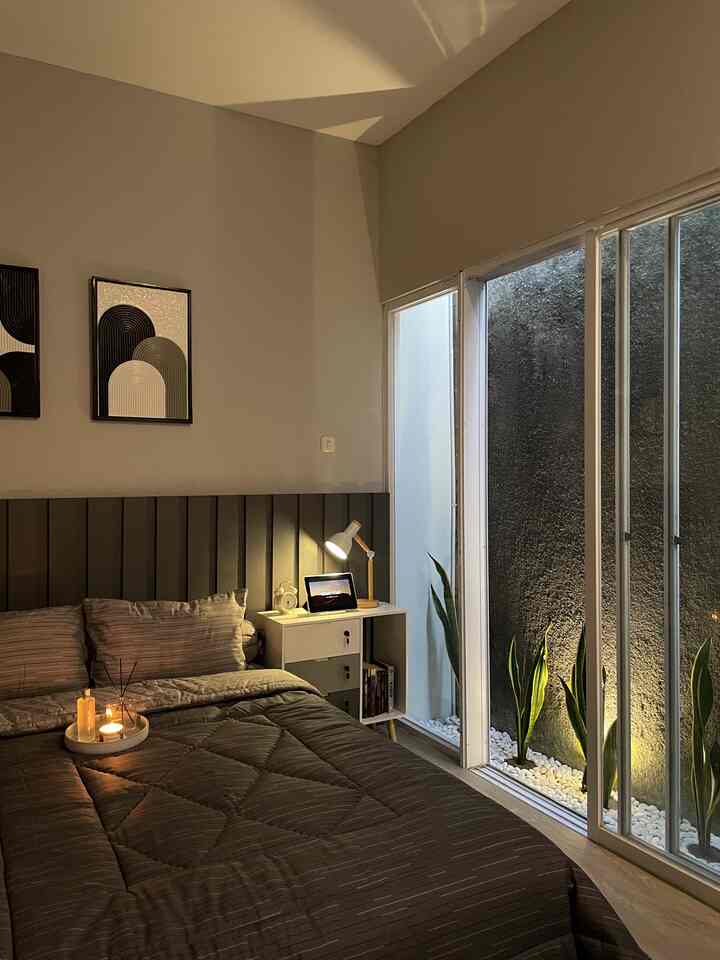 Night vibe di kamar tidur minimalis kami menggunakan pencahayaan dari lampu sorot yang ditanam di bebatuan taman kering & juga lampu meja. Vibes warm & romantic dari wewangian membuat istirahat kami semakin rileks & nyaman. 

#NightVibe #LightingIdeas #LightingInspiration