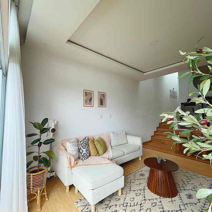 My fav room setelah kamar tidur adalah ruang keluarga ini. Karena disini bisa bersantai sambil nonton TV dgn semilir angin.
3 item yg penting bgt di ruang ini yaitu sofa 3 seats, round table dan meja TV karena kepake banget diruangan ini.
Menghabiskan waktu hampir tiap hari stelah beberes rumah, menghilangkan penat dan bikin relax.
I love this room so much because i decorate it by my self🤎

#MyFavoriteRoom #MyHouseStory #MyFavoriteItems #ScandinavianHouse #ScandiBoho #SplitLevelHouse #LivingRoomDecor #RumahCluster