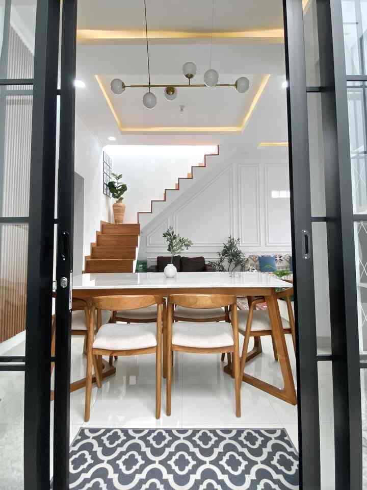 Suasana sore hari di area dining room ✨
Area dining room ini dulunya merupakan area kamar utama looh.. namun kita renov dan rubah total dibagi menjadi 3 ruangan yaitu dapur bersih, taman indoor dan dining room dengan luas dining room -+ 2x3.5m. Terus kamar pindah kemana? Naaah, untuk sementara kamarku pindah ke belakang.

#diningroom #ruangmakan #homedesign #ruangminimalis #rumahminimalis #mejamakan #homestagram #homedecor