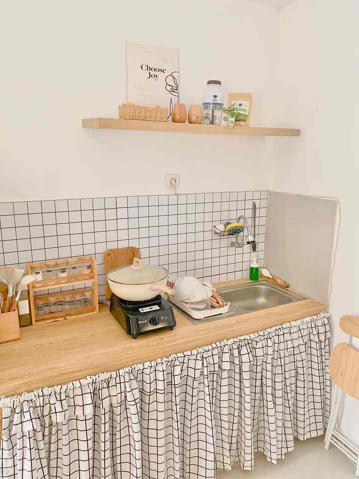 Swipe untuk liat foto dapur ini sebelum di makeover ➡️

MAKEOVER DAPUR DENGAN BUDGET UNDER 1 JUTA ✨

Dari awal pindah kerumah ini, dapurnya masih bawaan developer. Biar lebih semangat masaknya, aku pengen tampilan dapurku lebih clean, estetik dan ada unsur kayunya. 

Setelah browsing sana sini akhirnya nemu beberapa item yang bisa bikin dapurku jadi keliatan beda:
🪴 kertasive dengan motif classica oak (harga Rp131.600 untuk 2 roll)
🪴 gorden kolong dapur dengan motif kotak warna putih (harga Rp114.800 untuk 4 pcs) 
🪴 ambalan kayu (harga Rp225.000 untuk ukuran 120x30x4cm)
🪴 stiker backsplash dengan motif kotak warna putih (harga Rp171.000 untuk ukuran 200x80cm) 

Total budget yang aku keluarkan hanya Rp642.400,  dengan budget under sejuta ternyata udah bisa bikin dapur jadi keliatan beda dan lebih estetik ✨✨

#LowBudgetKitchen
#LowBudgetKitchenMakeOver
#LowBudgetKitchenInspiration
#decorlowbudget