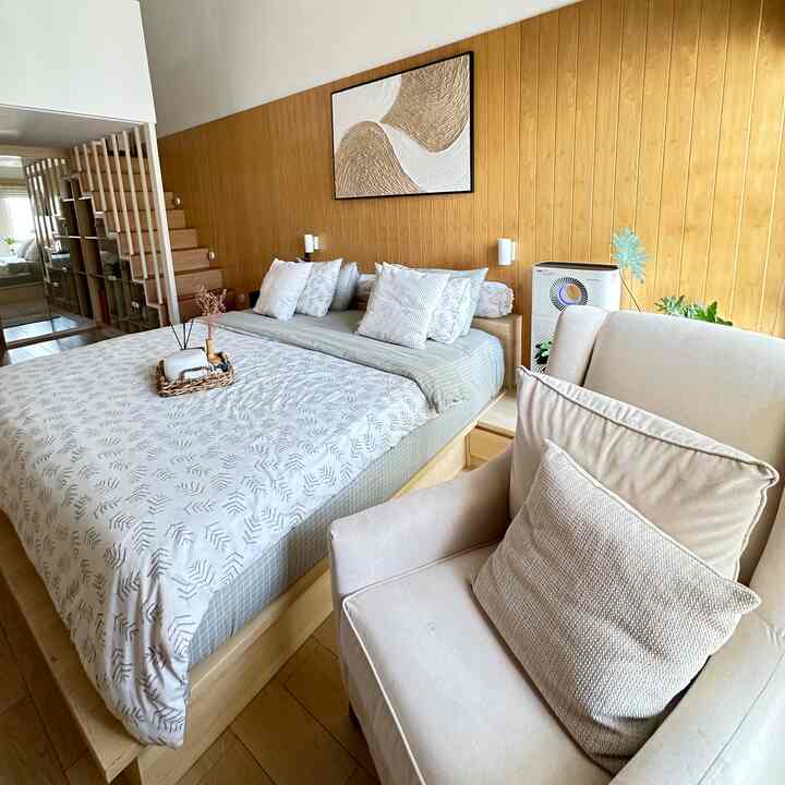 Ruangan yang selalu dirasa lengkap dan cozy ini sangat membuat aku dan pak su ber-relax.. 
kamar disertai mezannine dilantai 2 sebagai tmpt kerja pak suami menyempurnakan  memenuhi kebutuhan aktivitas kami sehari-hari #cozybedroom #dekorasikamartidur #inspirasikamartidur #inspirasikamarmezannine