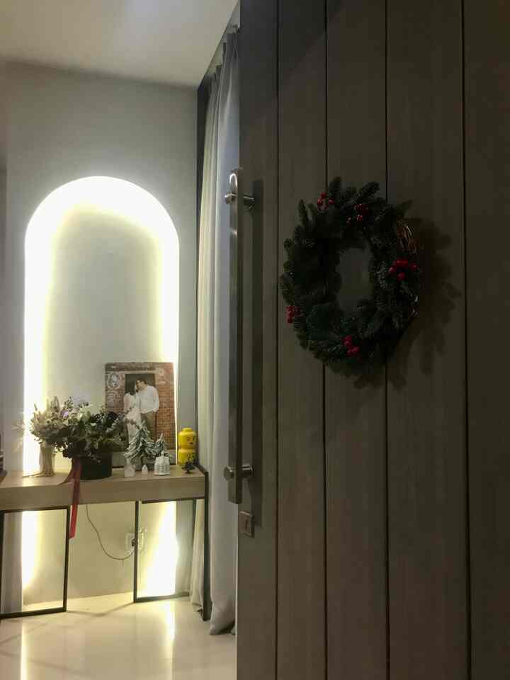 Ini mulai terlihat seperti Natal #christmasdecor #livingroom #rumahcluster #bsd #japandi #christmas
