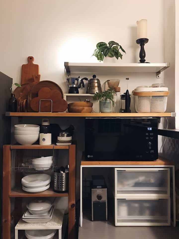 The vibe of my kitchen at night. 
Dapurku polos aja kecuali sisi ini. Dekorasinya dipenuhi sama barang-barang yang memang aku pakai setiap hari. High rotation dalam penggunaan barang jadi salah satu cara ngehindarin debu nempel lama-lama.
Bisa dibilang dekorasinya low budget karena memang semua merangkap kebutuhan 😁

#lowbudgetkitchen #lowbudgetkitchenmakeover #lowbudgetkitcheninspiration #kitchen #openshelves #kitchenstyling #kitchendecoration #ikea 



