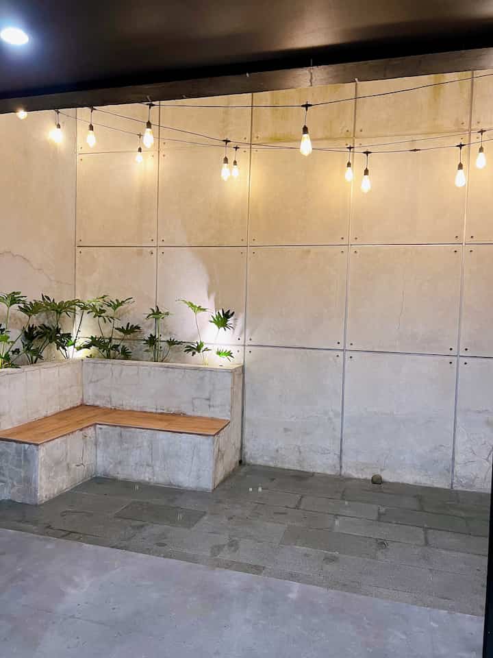 Halaman belakang versi malem,,
Bikin halaman belakang ala-ala cafe ceritanya,,
Kalau malem gini tinggal nyalain lampu-lampu, pesen kopi, langsung nongkrong di taman belakang,,
🤍🤍

#industrial #rumah #homeinspiration #homedecor #homedecorinspo #aesthetichomedecor #Bandung #home #rumah #tamanbelakang #taman 