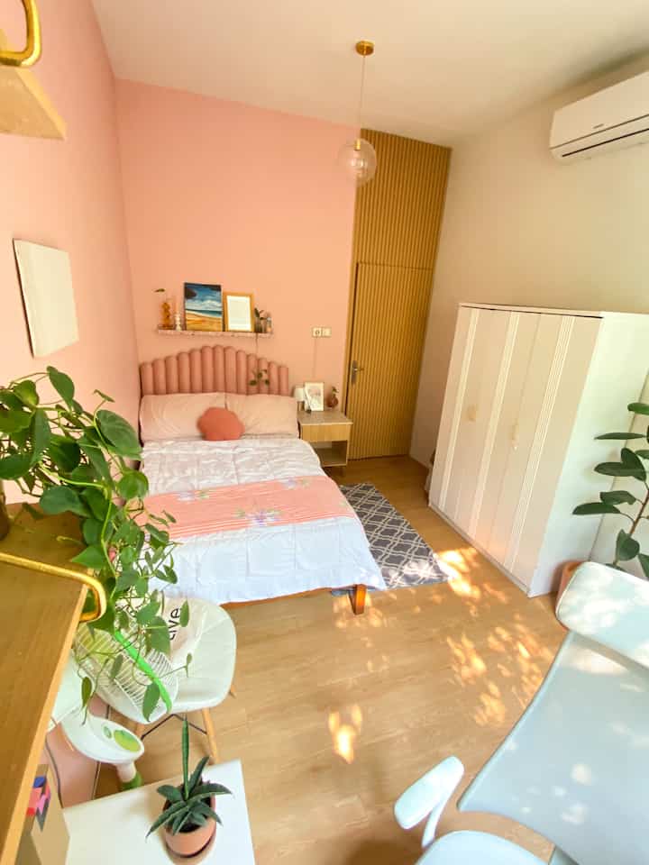 Nuansa Pink di Kamar Anak Gadis Orangtuaku💞✨

Kamar anak gadis orangtuaku ini memiliki konsep warna pink. Ya, walaupun sudah berusia lanjut, namun dia tetap menyukai pink. “Kapan lagi aku bebas berekspresi di kamarku sendiri” katanya.

Untungnya warna yang dipilih terasa lebih mature dengan warna peach pink. Yang saya suka dari pemilihan warna di kamar anak gadis ini adalah perpaduan warna dekorasi dan furniturenya yang tidak monoton. Jadi untuk memberikan keseimbangan pada ruangan, ada penambahan warna lain seperti putih, dan warna hemlock wood sebagai penetral.

Desain kamar ini juga memiliki furniture yang unik seperti headboard yang menjadi focal point gaya artdeco pada ruangan, pintu semi-kamuflase dari WPC, dan nakas yang didesain custom sendiri. Ketiganya menjadi ciri khas dari kamar ini.

Tips dari saya agar senantiasa menjaga kamar anak gadis ini rapih adalah, sering-sering dibuat konten👍 

Jika mau lihat proses dekorasi maupun DIY furniture di kamar anak gadis orangtuaku ini, bisa cek di channel youtube ilfinsight. ya!

#BedroomDecoration #BedroomInspiration #BedroomStyling #Bekasi #artdecontemporary #livewithparents