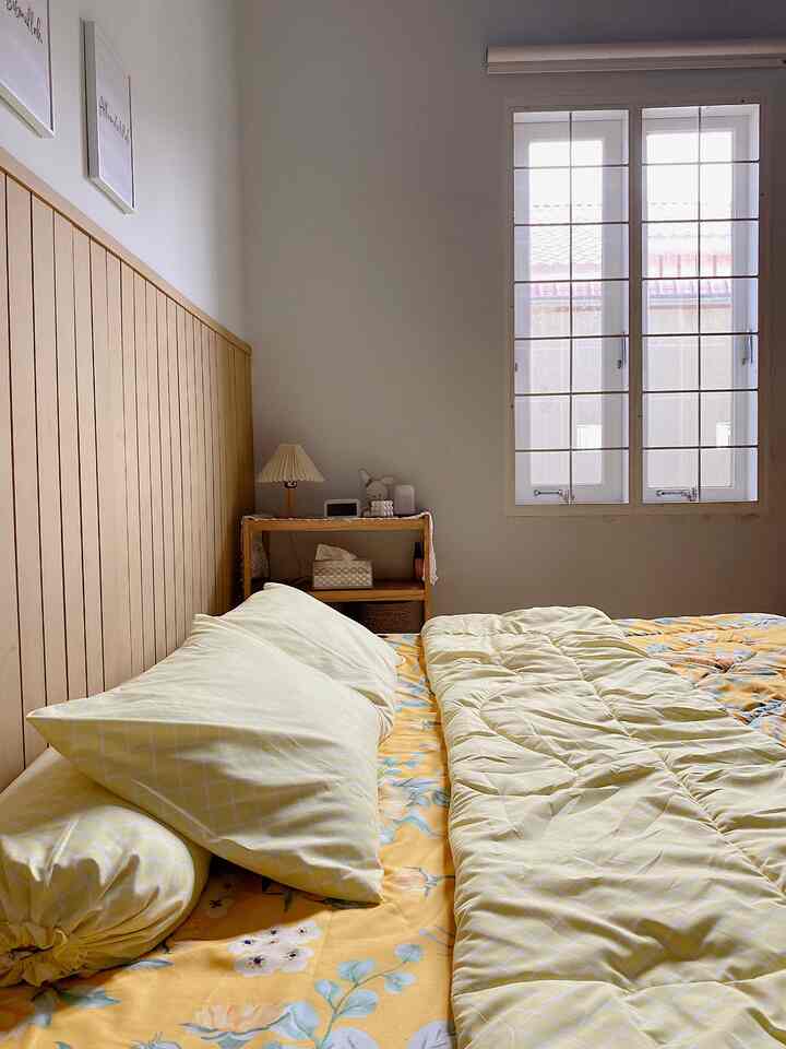 Kamar ukuran 3x4 ini terbisa dengan warna polos, kali ini nuansa baru dengan bedcover motif bunga 🤍✨

#yositriaa #rumahdeveloper #90m2 #scandinavian #medan #kamartidur #dekorasirumah #dekorasikamartidur 