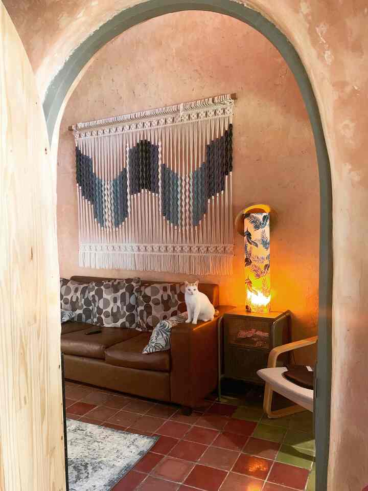 Living room ku tergolong sempit bin seiprit. Aku mengakalinya dengan menambah ceiling menjadi setinggi 6meter dan memakai ornamen ornamen besar seperti lampu gantung dan macrame, sofanya jg yg 3
Seater biar terlihat pack dan pas. 

#livingroomstyling
#livingroomdecor
#livingroommakeover
#rumahwowi
#marrocostylehome
#rustichome
#vintagehome