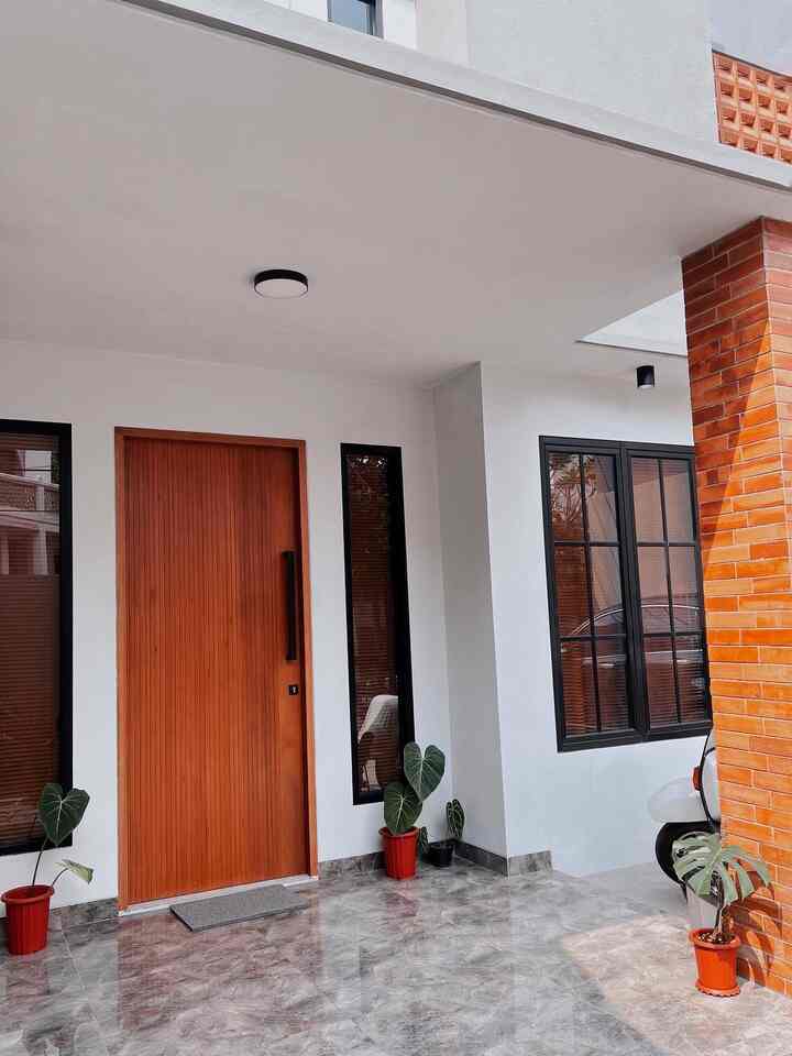 TERAS dengan sentuhan bata tempel dan pintu kayu berwarna natural 🖤


Matching kaaaan hehehe
Tag nya boleh di cek yuk kita pake granite apa dan bata tempel apaaaa, sdh ku tag lengkap yaah🫶🏻

#kaihouz
#rumahmonochrome
#rumahindustrial
#terasrumah 
#materialrumah