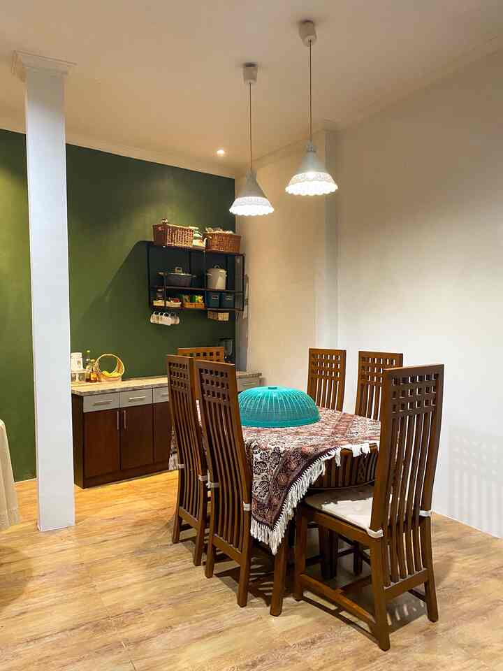 Next level “Ijo Missqueen” jadi elegan di ruang makan

Warna hijau ini sepertinya favoritnya ibu-ibu Indonesia, salah satunya orang tuaku. Namun perlu pintar-pintar pilih shade warna hijau yang satu tone dengan furniture existing agar warna ini tidak terkesan gonjreng dan -kasarnya sih- jadi ijo missqueen😢

Untuk itu aku level up cat dinding di rumah makan ini tanpa menghilangkan identitas warna kesukaan orangtuaku ini. Aku mengganti warna hijau muda menjadi warna classic green. Karena warna ini lebih cocok dipadukan dengan furniture existing dengan nuansa dark brown. Selain itu warna classic green ini memberikan kesan yang lebih elegan. Agar ruangan tidak terlalu gelap, aku memadukan warna soya milk pada dinding samping.

Tips lainnya untuk level up warna cat atau vibe ruangan, bisa dengan permainan cahaya. Untuk area meja makan terdapat lampu gantung dengan warna putih untuk suasana makan yg lebih cerah. Sedangkan pada area pantry pencahayaan berwarna kuning memberikan kesan yang lebih elegan ketika terkena pada cat classic green.

#BringColorsToMyHome #HomeColorPalette #HomeColorDesign #ParentsHome #livewithparents #Bekasi #Midcentury #kitchen
