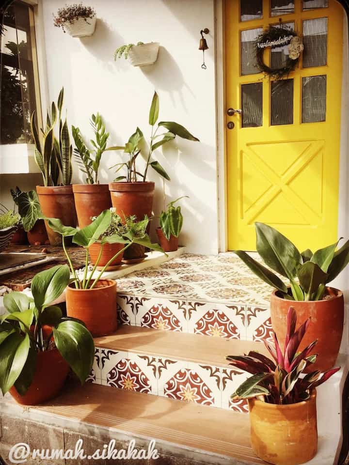 The most important thing in decorating a house is the "theme" or "style".
We can choose 1.2 themes that we want to create... well, when there are many themes and they are mixed and matched, it becomes an "electic style"

Like our house... which adopts several styles, there is tropical applied to the entrance area with a little vintage and boho touch. And we also apply this in the living room... with windows that are intentionally without curtains and then wall mural stickers with foliage nuances.

Entering the living room, the nuance changes to Japanese.. to make it simpler and give a calm impression. Moving on to the dining and kitchen area, a modern industrial theme was our choice.

#japandi #industrial #tropical #electic#boho#vintage
#homedecorinspo #roomdecorinspo
#aesthetichomedecor

