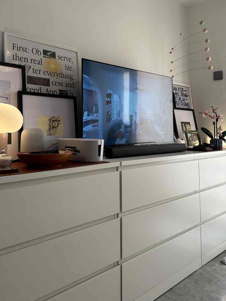 Penting banget untuk sering utak-utik printilan.. untuk tunjukin karakter kita. Punya banyak cabinet jadi mudah untuk bisa tambah-tambah supaya suasana jadi lebih hidup.

Aku suka banget nambahin printilan yang bisa menambah warna dari apartemen ini!

#decorativeitems #homestyling #homedecor #studioapartment