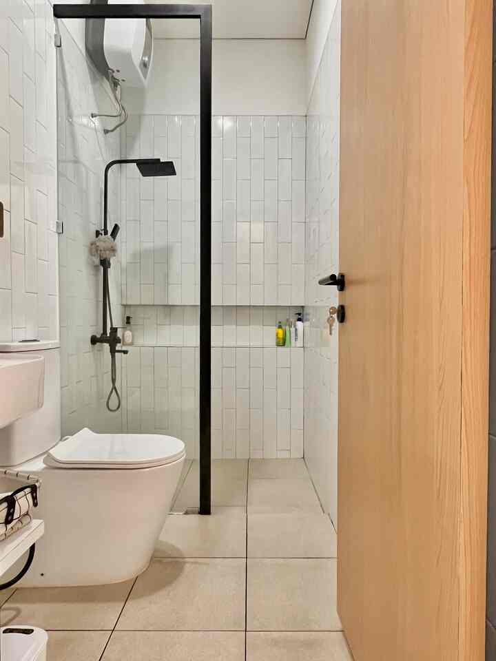 Punya bathroom serba putih memang cantik, tapi harus ekstra maintenance juga. Pakai lantai putih bertekstur matt di kamar mandi tak selamanya indah shay hehe. Contoh dari pengalamanku ini ya, niat hati ingin punya lantai kamar mandi yang putih bersih dan tidak licin tapi karna tekstur berpori agak kasar lama-lama malah banyak menumpuk kerak kotoran di lantai dan lumayan susah di bersihkan dengan pembersih lantai biasa. 

Dan juga jangan menggunakan sembarang cairan pembersih ya, ini bisa merusak tektur dan warna dari keramik. Untuk pemakaian harian aku biasanya pakai sabum pencuci piring atau detergent cair dan sebulan sekali deep clean menggunakan cairan khusus yang agak keras untuk membersihkan sisa2 kerak kotoran yang membandel.

Jadi masih minat dengan keramik putih bertekstur dikamar mandi?😉

#keramikputih
#keramikkamarmandi
#kamarmandiminimalis 
#kamarmandiputih 
#kamarmandi