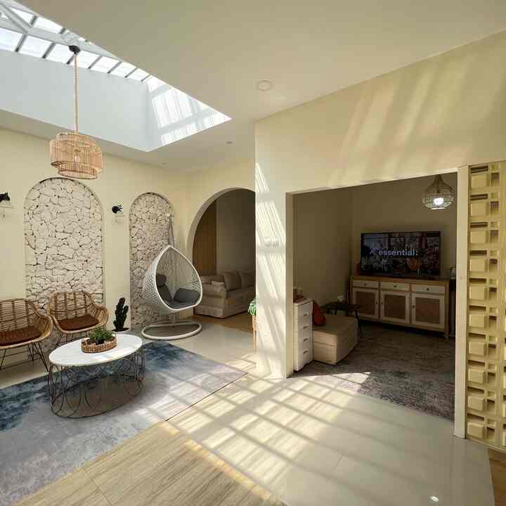 Untuk ruang santai / ruang kumpul keluarga ini lebih ke mediterania style, dengan perpaduan warna antara sedikit cream & putih, juga adanya wall arch design dengan dinding lime stone/ batu bali yg menambah kesan artistik.
BTNOA season 4
.
.
#aesthetichomedecor
#homedecorinspo 
#roomdecorinspo
#mediterania
#mediteraniastyle
#japandi